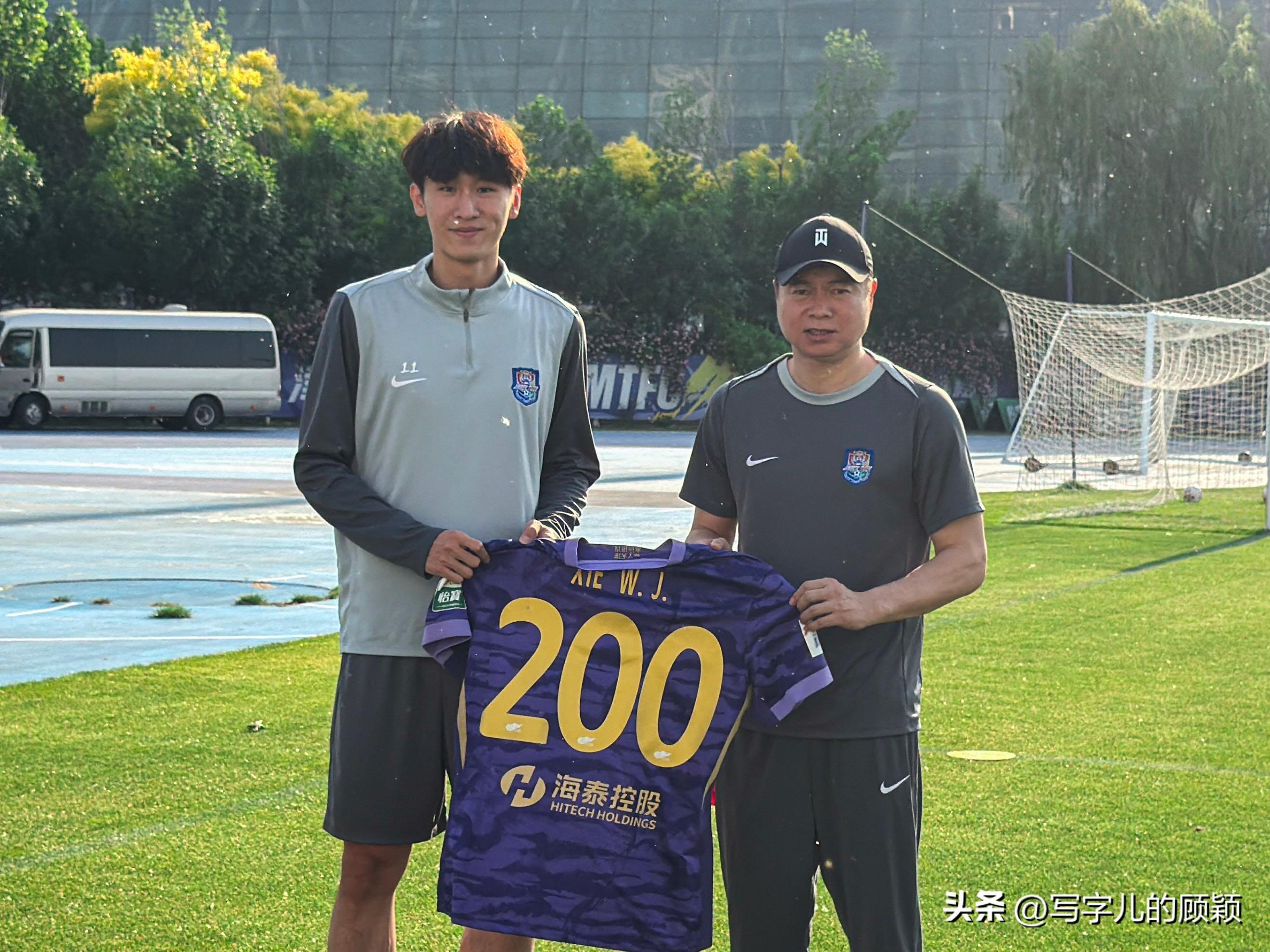 kaiyun-记者晒照：谢维军收到津门虎颁发的200场里程碑纪念球衣